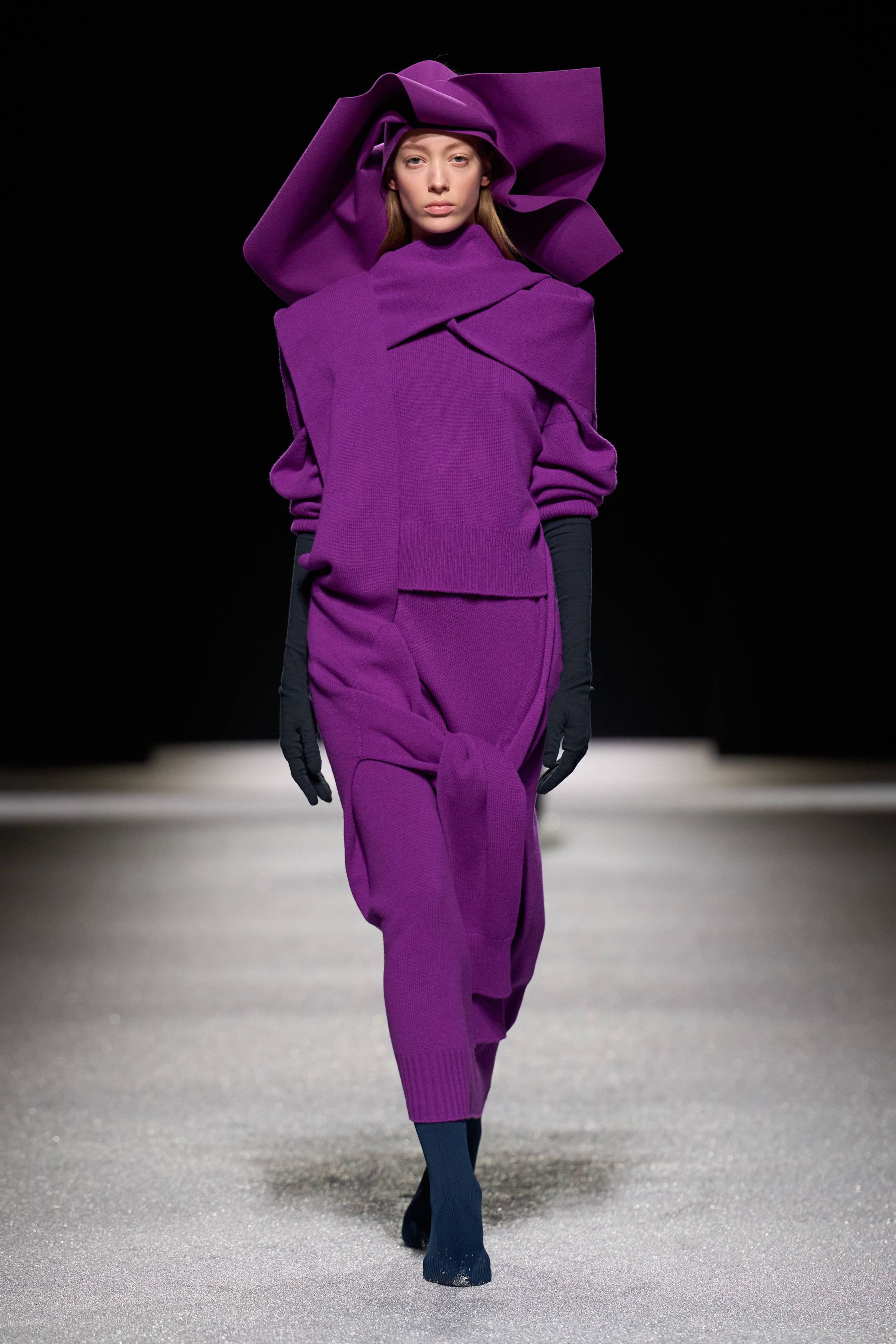 Issey Miyake 这一季把“留白”做成了真正可被看见的力量：黑白灰的大面积静默、宽松针织与褶皱结构先建立禅意秩序，随后以明黄、亮粉与雕塑化体量突然打破沉静，让衣服像在呼吸，也像在生长。它不是简单的极简主义，而是一种把工艺、身体与空间关系重新推向前台的诗性实验-顽石频道趋势研究